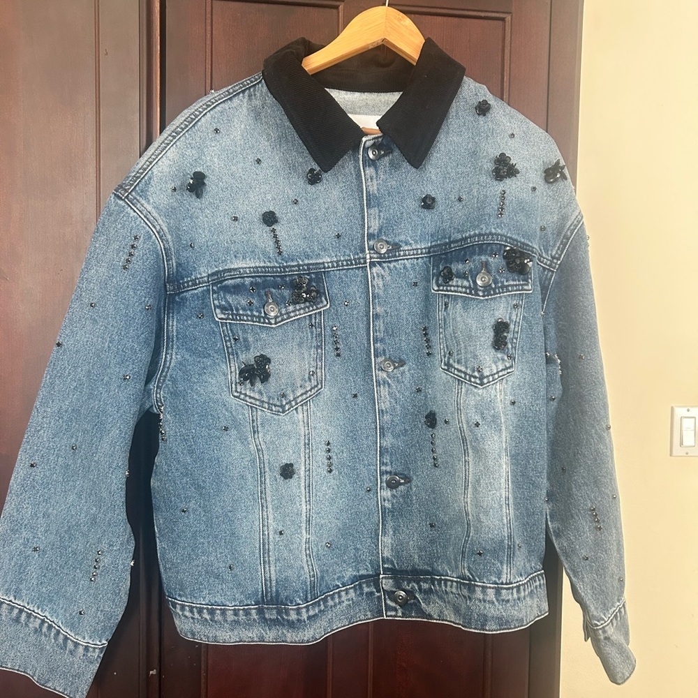 Stylish Blue Denim Jacket with Black Collar